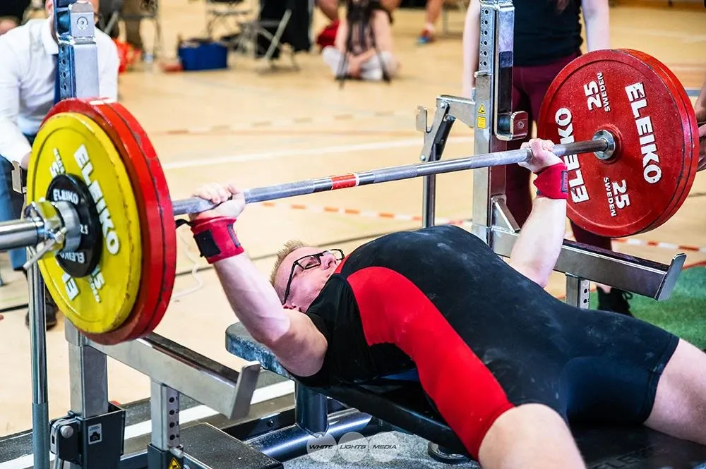 Andrew lowering 160 kg on his second attempt