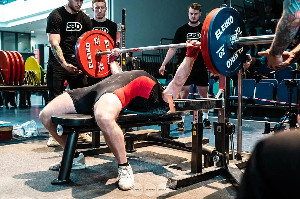 Andrew arched on the bench under 165 kg; he played it safe on this attempt because of upper back cramps