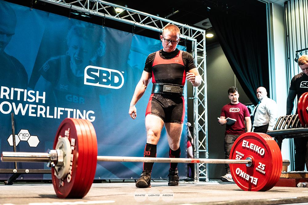 Walking up to the 235kg deadlift second lift